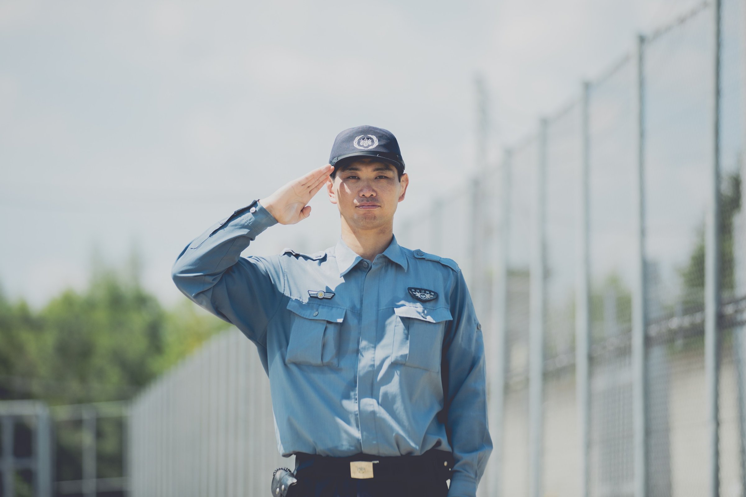敬礼する刑務官