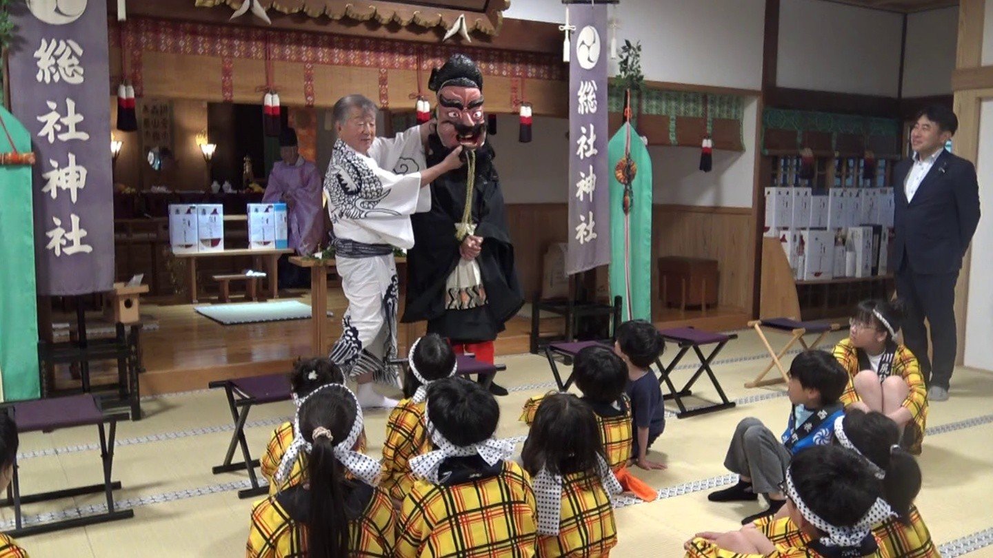 鹿嶋祭りで鍾馗様を務めた職員と地域の子どもたち