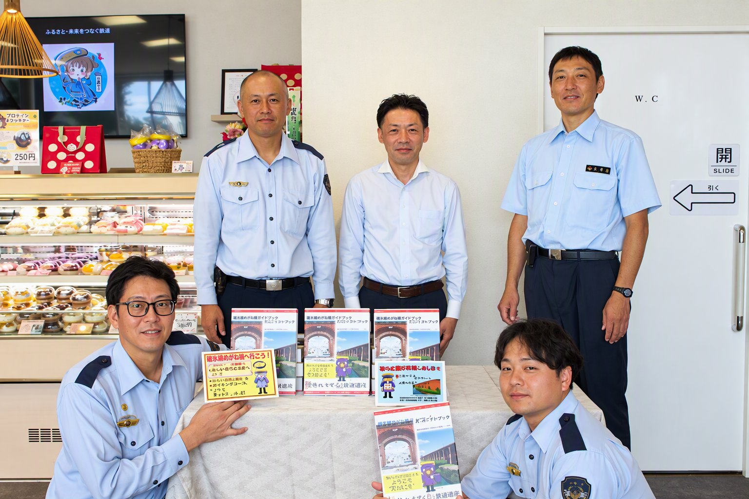 コラボ商品を手にする関係者
