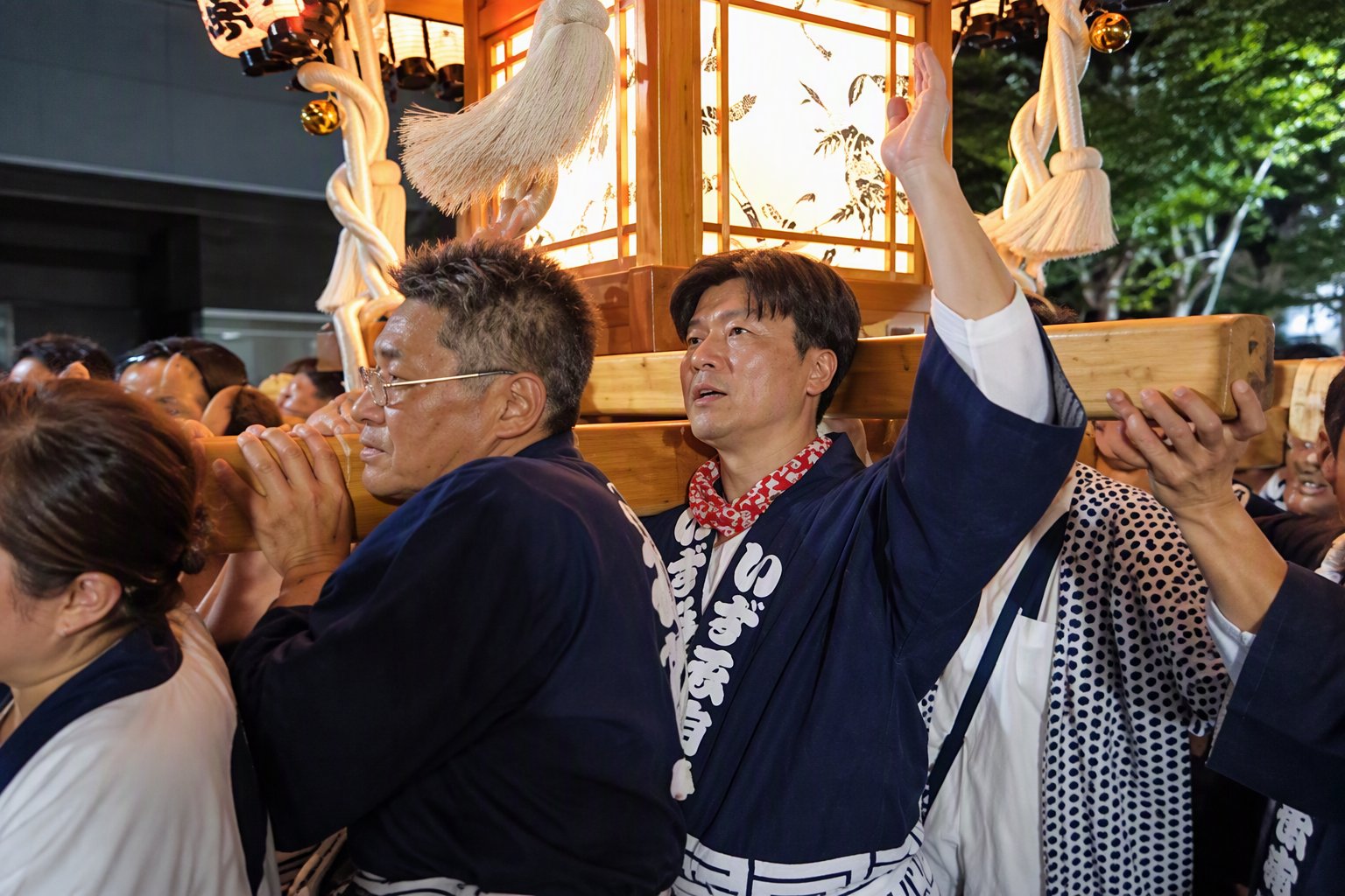 地域の祭りで神輿を担ぐ職員