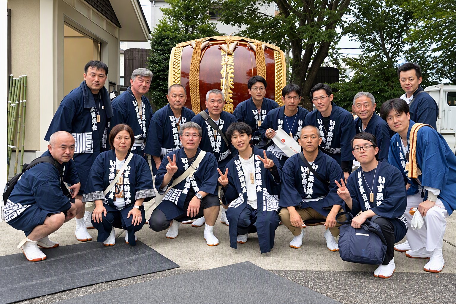 祭り衣装の職員と地域の方々