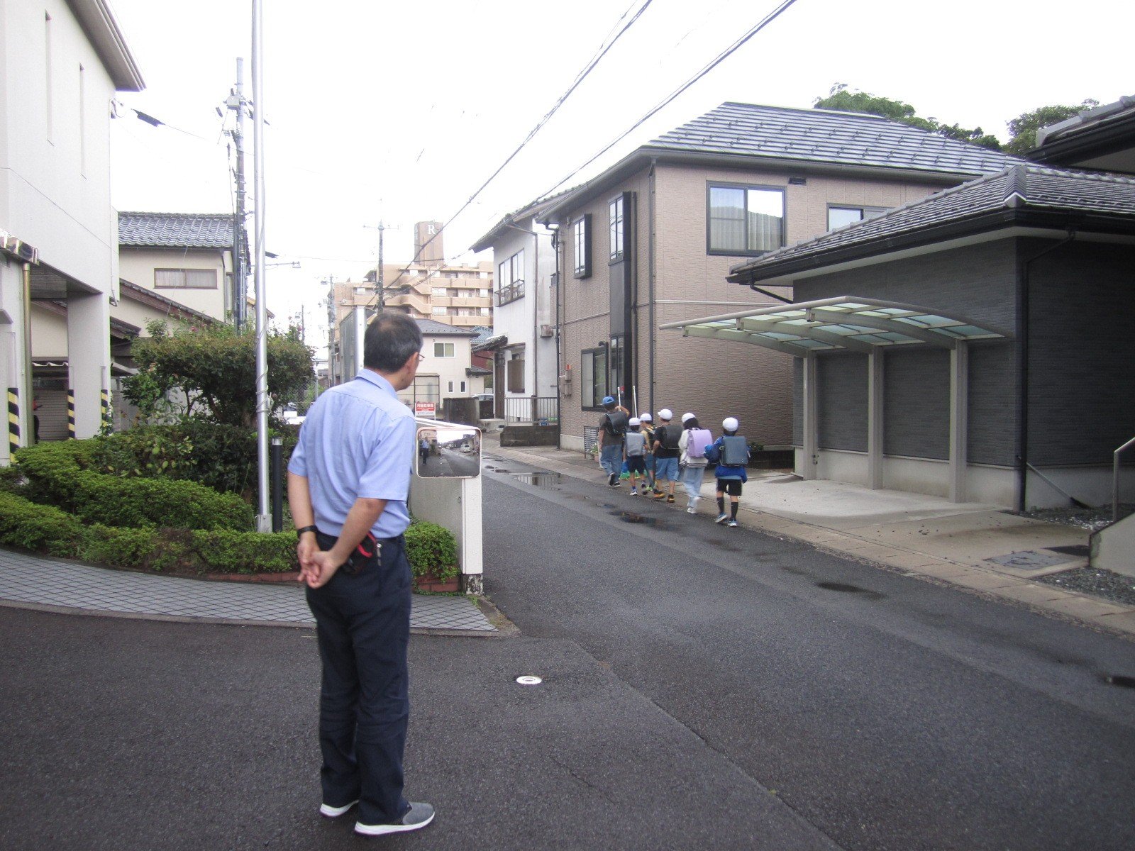 登校班を見送る職員
