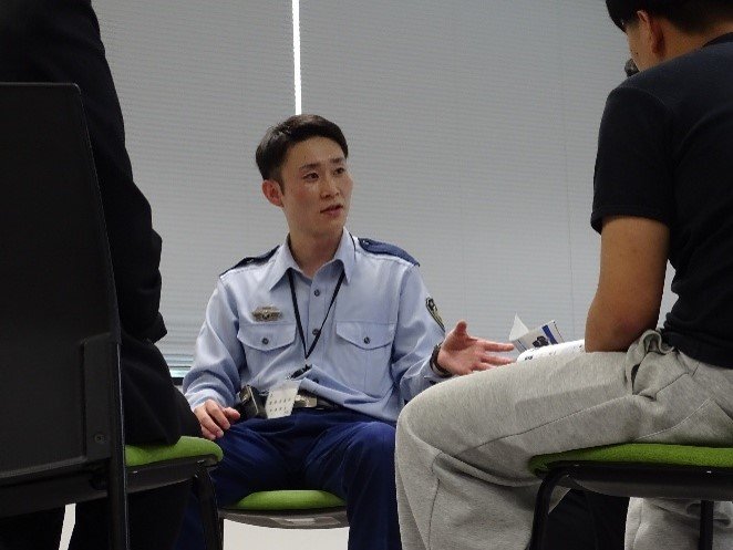 学生と対話する刑務官